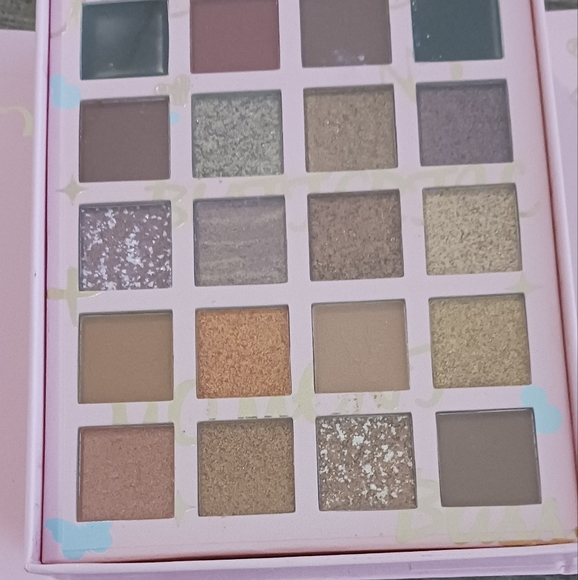 Makeup book by kevin and coco - Picture 2 of 5